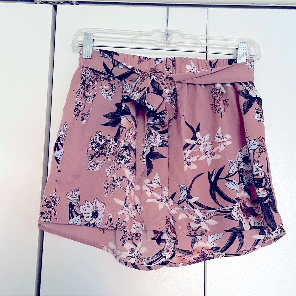 SHEIN Women’s Belted Floral Shorts Size Medium